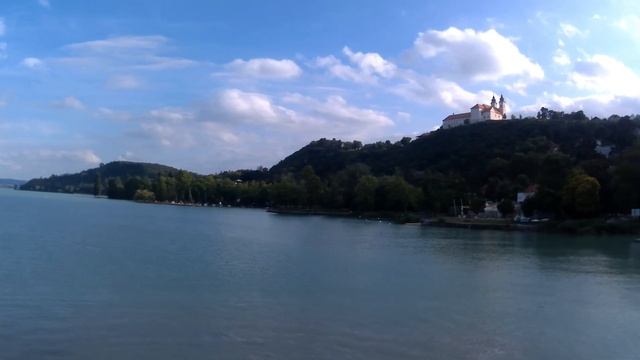 Вид на берег озера Балатон возле Tihany с борта кораблика смотреть онлайн