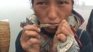 Vietnam, Sa Pa, woman plays khomus - Вьетнам, Са Па. Хомус