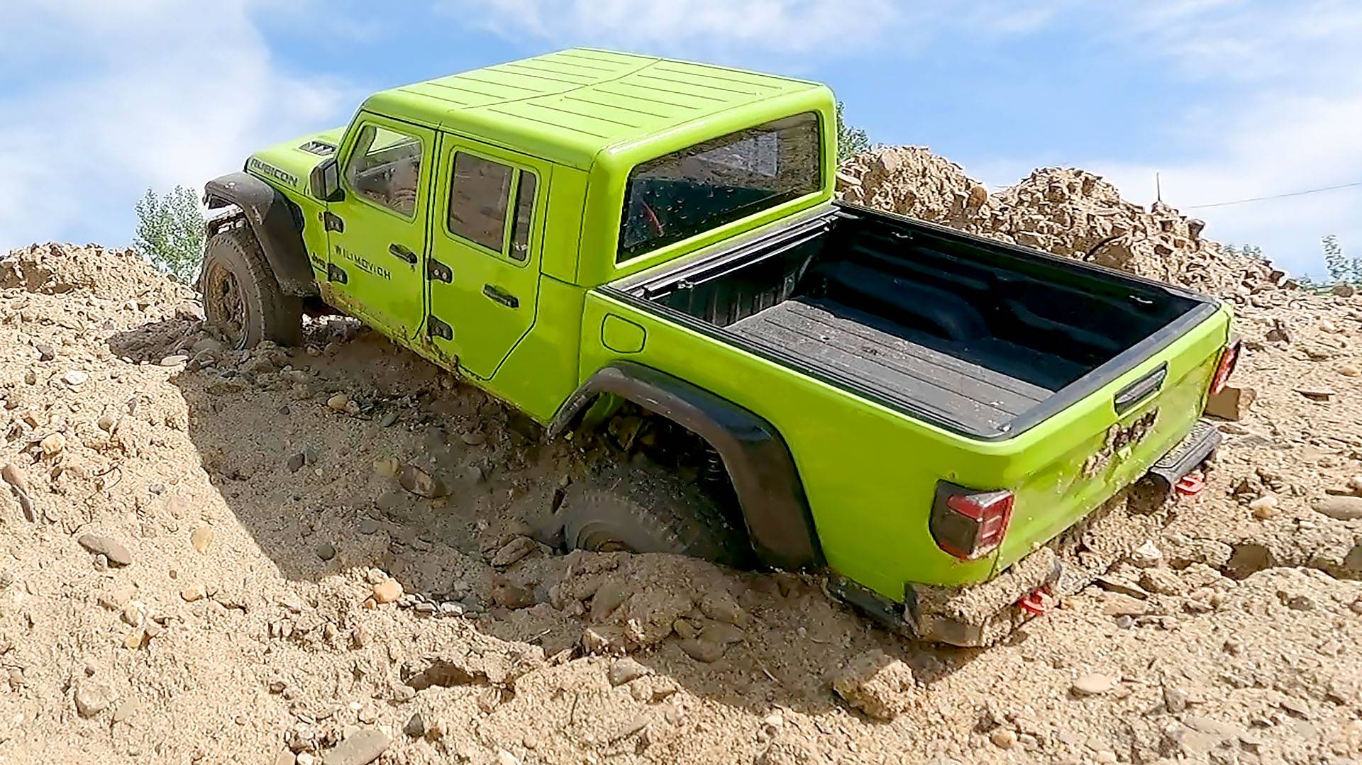 RC Jeep Gladiator против РАЗЛИВШЕЙСЯ РЕКИ! 🌊 Экстремальное Бездорожье Песок и Грязь! смотреть онлайн