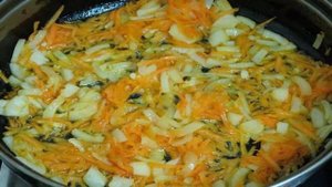 Капуста тушёная с колбасой