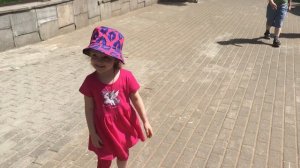 Нина гуляет по Московскому зоопарку