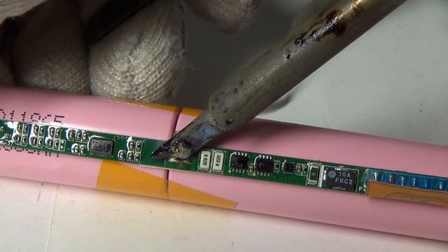 Отпаиваем 18650 аккумулятор смотреть онлайн