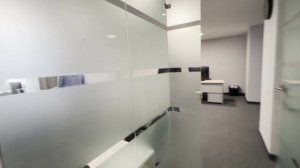 Прозрачные двери с фрамугами решение для сложных проёмов в старом жилом фонде
