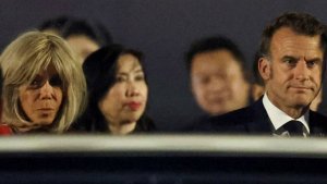 Жена отхлестала Макрона по лицу на глазах у журналистов