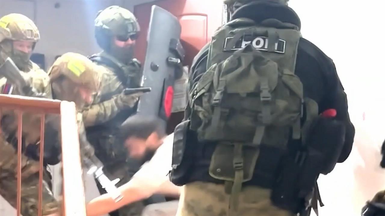 ФСБ показала кадры рейда по подпольным оружейным мастерским в регионах РФ