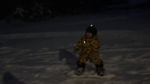 Самый маленький сноубордист на горе