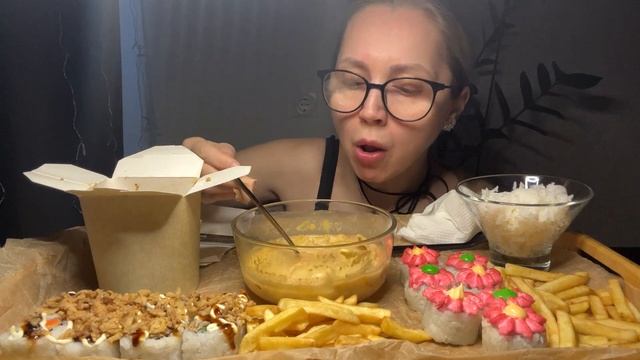 Мукбанг/РОЛЛЫ🍣УДОН с креветками, ТомЯм очень МОЩНЫЙ ?