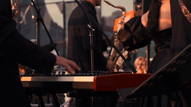 Мировые хиты нулевых в джазовом звучании | ROOFEVENTS смотреть онлайн