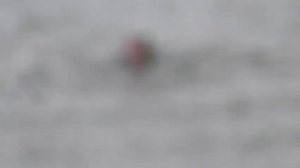 Пловец в холодной воде оде геройски борется с волнами 03 05 2025