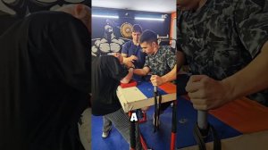 Парень дал мне шанс в армрестлинге. Довольно сильные руки