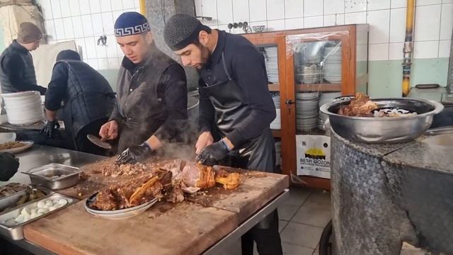 Как в Узбекистане готовят ПЛОВ ! (Знаменитый Центр Пло?