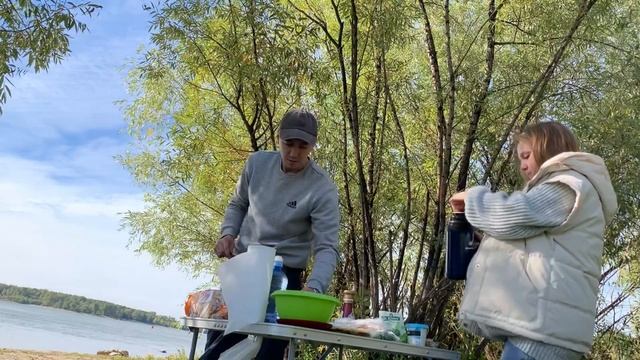 ОТДЫХ НА ПРИРОДЕ | ЖАРИМ ШАШЛЫК смотреть онлайн