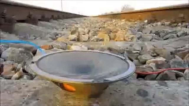 Как зарядить телефон от ж/д рельс