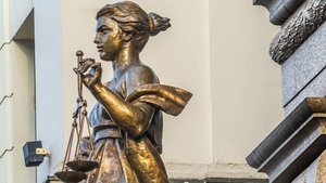 Актера Хабарова заочно приговорили к девяти годам колонии за фейки о ВС РФ