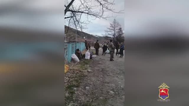 Несколько часов магаданские полицейские спасали людей, застрявших на берегу реке из-за паводка