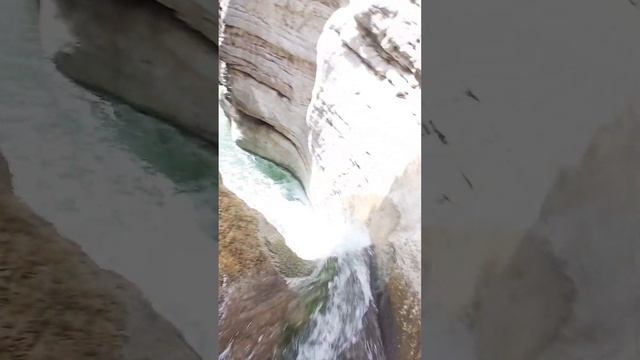 искупался под водопадом в дождливую погоду #водопад #? смотреть онлайн