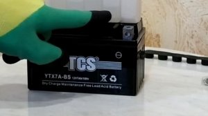 заправка сухо заряженного аккумулятора.