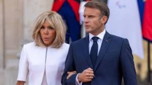 Мария Захарова иронично отреагировала на кадры инцидента с президентом Франции и его женой