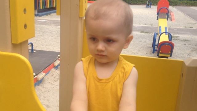 Впервые в садике, игровая площадка на улице смотреть онлайн