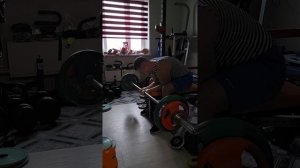 Подъём на кисть штанги сидя 50кг