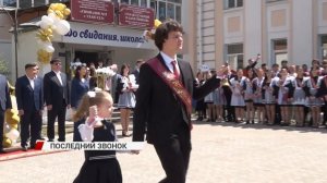 "Слишком быстро это наступило". Выпускники 33 гимназии попрощались со школой