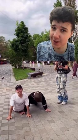 Пацаны отжимаются по 300 раз от пола не напрягаясь