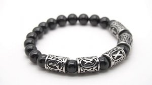 Рунический браслет из граната Любовь Защита и Успех.