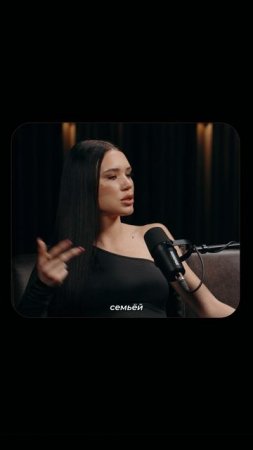 Мужчина платит
