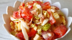 Салат с капустой, курицей и кальмарами