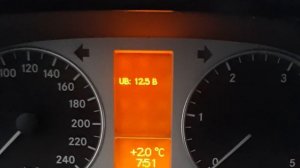 Замеряем напряжение аккумулятора MERCEDES без дополнител
