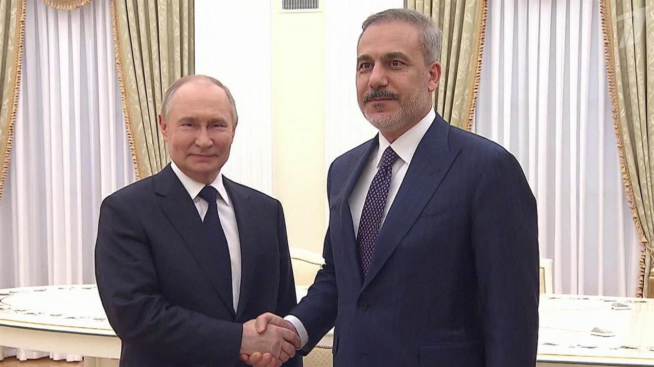 Владимир Путин принял в Кремле министра иностранных дел Турции Хакана Фидана