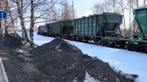 Маневровый тепловоз ТГМ4Б следует по промышленным пут