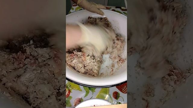 М'ясний паштет з квасолею в банках.