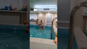 Арсений в бассейне