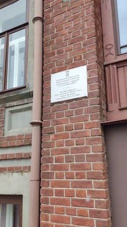 Старинные дома на набережной в Плёсе