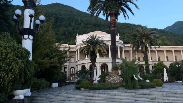 Уехала с детьми снимать видео для отелей Абхазии / оте? смотреть онлайн