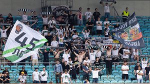 Болельщики футбольного клуба Торпедо на матче с КАМАЗом. Фанатская трибуна