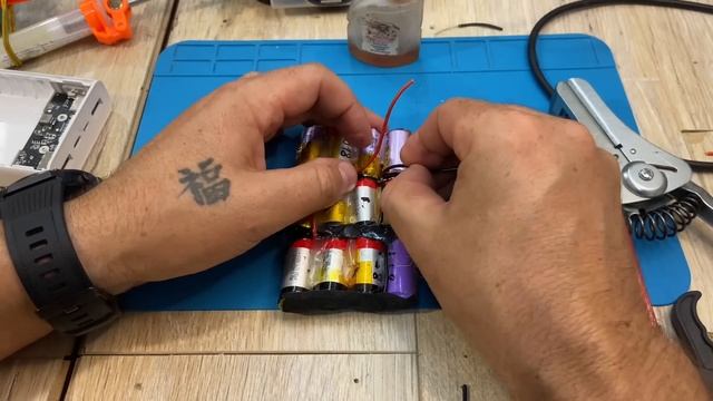 Павербанк з одноразок з корпусу Xiaomi на 10 000mAh своїми ру смотреть онлайн