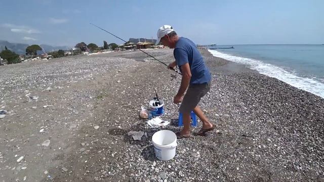 Рыбалка на Средиземном море на удочку с берега. Пляж Чамьюва.