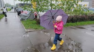 Милада поёт под дождём