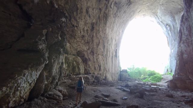 Проходна пещера – "Очите на Бога", Луковит, Болгария ("Th смотреть онлайн