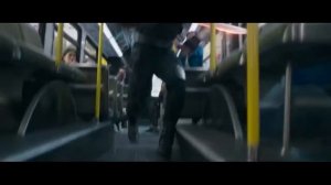 Шан Чи дерется в автобусе