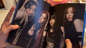 unpacking album itzy born to be !!🖤 распаковываем альюои итзи борн ту би и болтаем с софочкой👀