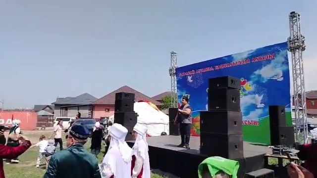 ЛЫСАЯ ГОРА, ВОЗЛЕ ДОМА, ЕРСАИН С АЛАНОМ НА ПРАЗДНИКЕ..