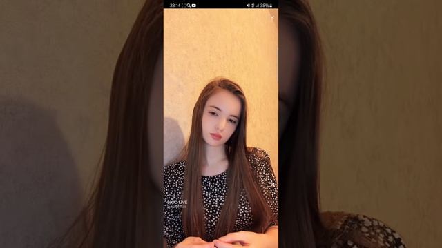 Девушка стесняется и отключает камера но поздно смотреть онлайн