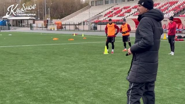 Микрофон на главном тренере перед выездом к «Пари НН-2? смотреть онлайн