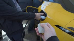 КАК ОТКРЫТЬ РАЗРЯДИВШИЙСЯ ZEEKR 007