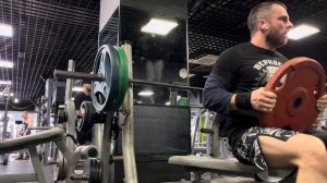 Супер с трицепс: жим узким и французский жим с блином.