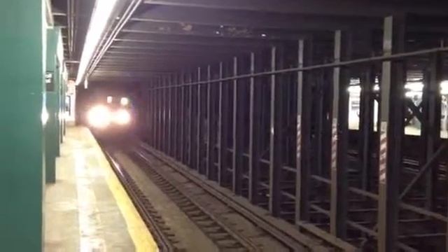 Нью-Йорк, станция метро Кэрол Стрит, прибытие поезда смотреть онлайн