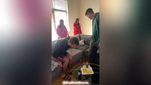 КОМАНДА ДЮШЕСА ПОЗДРАВИЛИ ЕГО С ПЕРВЫМ ТВ ЭФИРОМ на СТ смотреть онлайн